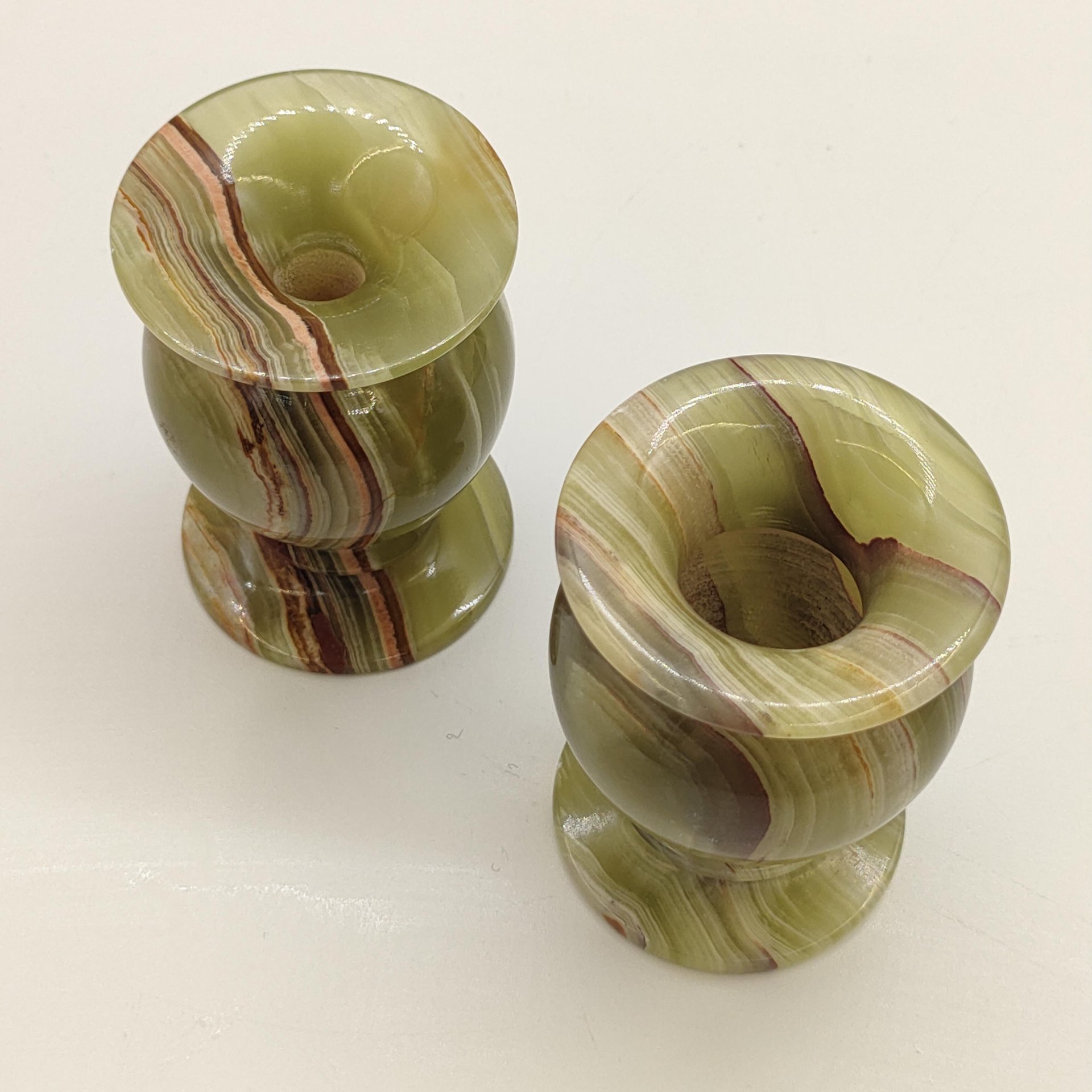 Пара подсвечников (вазочек) зеленовато-коричневого цвета, оникс, резьба, Азия, 2000-2015 гг.