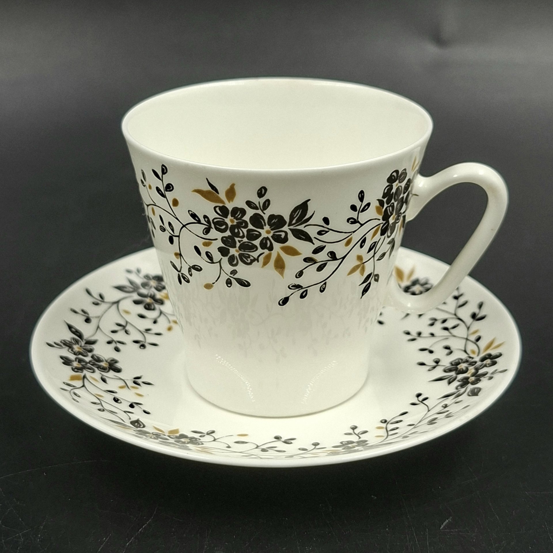 Пара кофейная "Тонкие веточки", форма "Черный кофе", фарфор, деколь, золочение, Ленинградский фарфоровый завод (ЛФЗ), СССР, 1960-1980 гг.