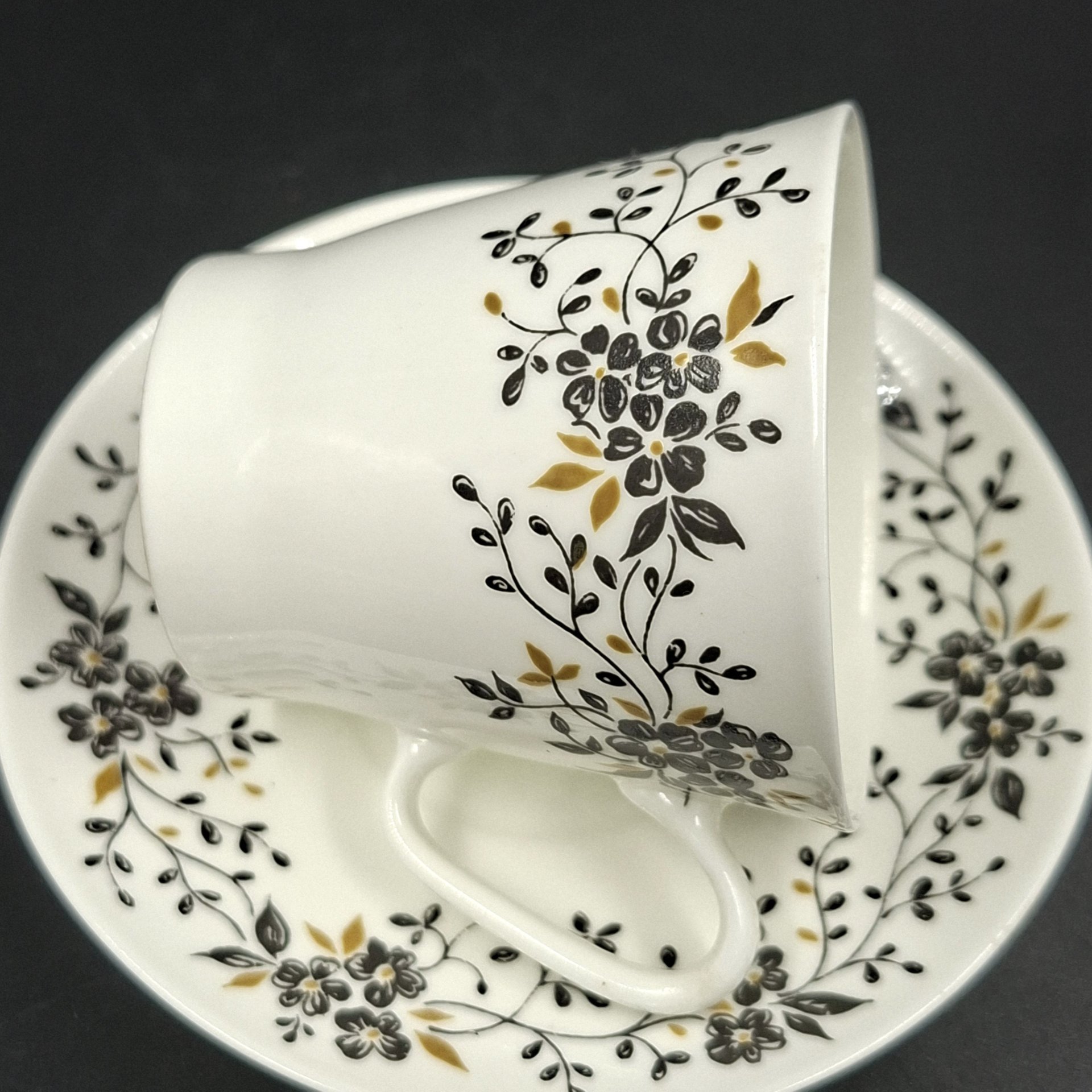 Пара кофейная "Тонкие веточки", форма "Черный кофе", фарфор, деколь, золочение, Ленинградский фарфоровый завод (ЛФЗ), СССР, 1960-1980 гг.