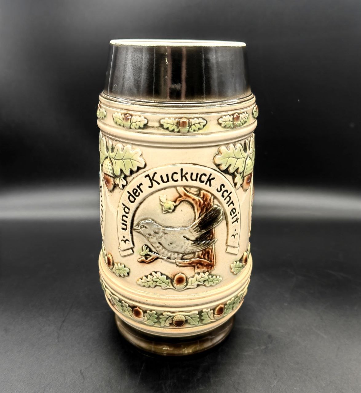 Кружка пивная сувенирная, декорированная  рельефным изображением животных и надписью на немецком языке: когда тетерев токует , а кукушка  кричит - это лучшее время для охотника, Sitzendorf