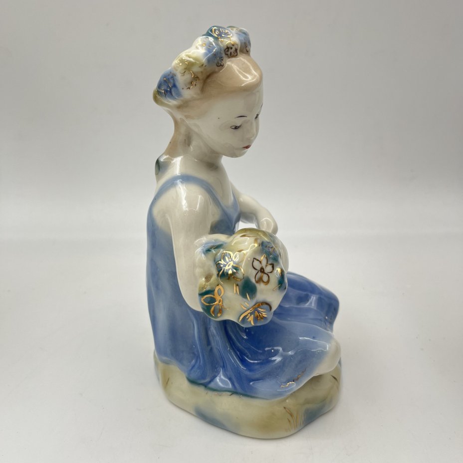 Статуэтка "Девочка с букетом", скульптор Т.Н. Сапожникова, фарфор, роспись, золочение, Турыгинский фарфоровый завод артели «Художественная керамика» (Гжель), СССР, 1950-1960 гг.