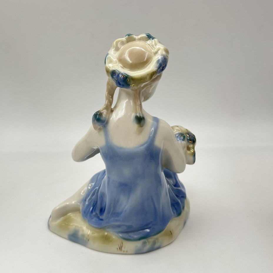 Статуэтка "Девочка с букетом", скульптор Т.Н. Сапожникова, фарфор, роспись, золочение, Турыгинский фарфоровый завод артели «Художественная керамика» (Гжель), СССР, 1950-1960 гг.