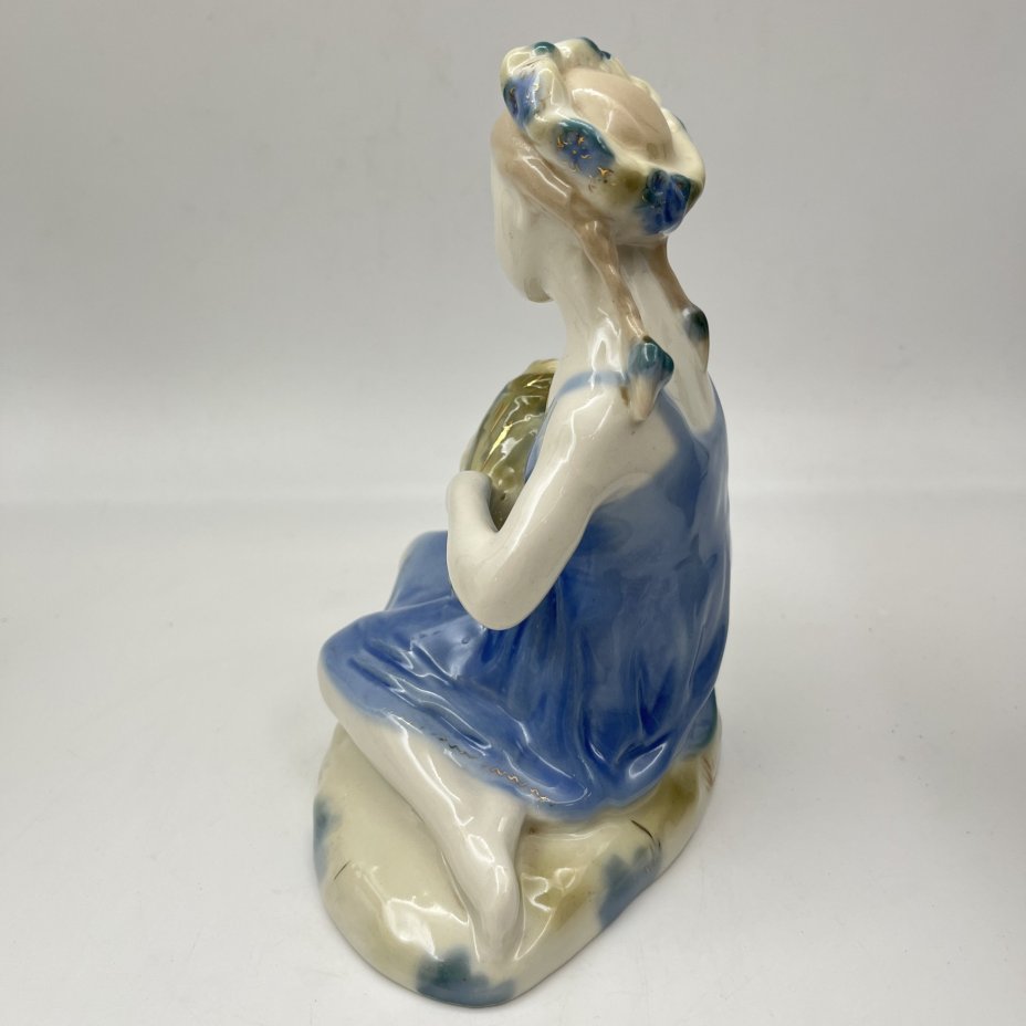 Статуэтка "Девочка с букетом", скульптор Т.Н. Сапожникова, фарфор, роспись, золочение, Турыгинский фарфоровый завод артели «Художественная керамика» (Гжель), СССР, 1950-1960 гг.