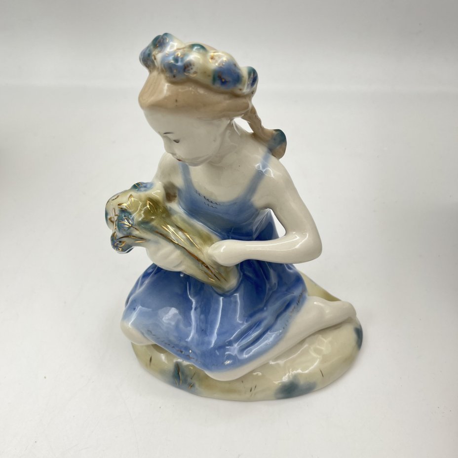 Статуэтка "Девочка с букетом", скульптор Т.Н. Сапожникова, фарфор, роспись, золочение, Турыгинский фарфоровый завод артели «Художественная керамика» (Гжель), СССР, 1950-1960 гг.