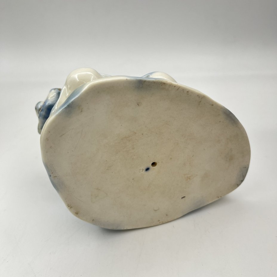 Статуэтка "Девочка с букетом", скульптор Т.Н. Сапожникова, фарфор, роспись, золочение, Турыгинский фарфоровый завод артели «Художественная керамика» (Гжель), СССР, 1950-1960 гг.