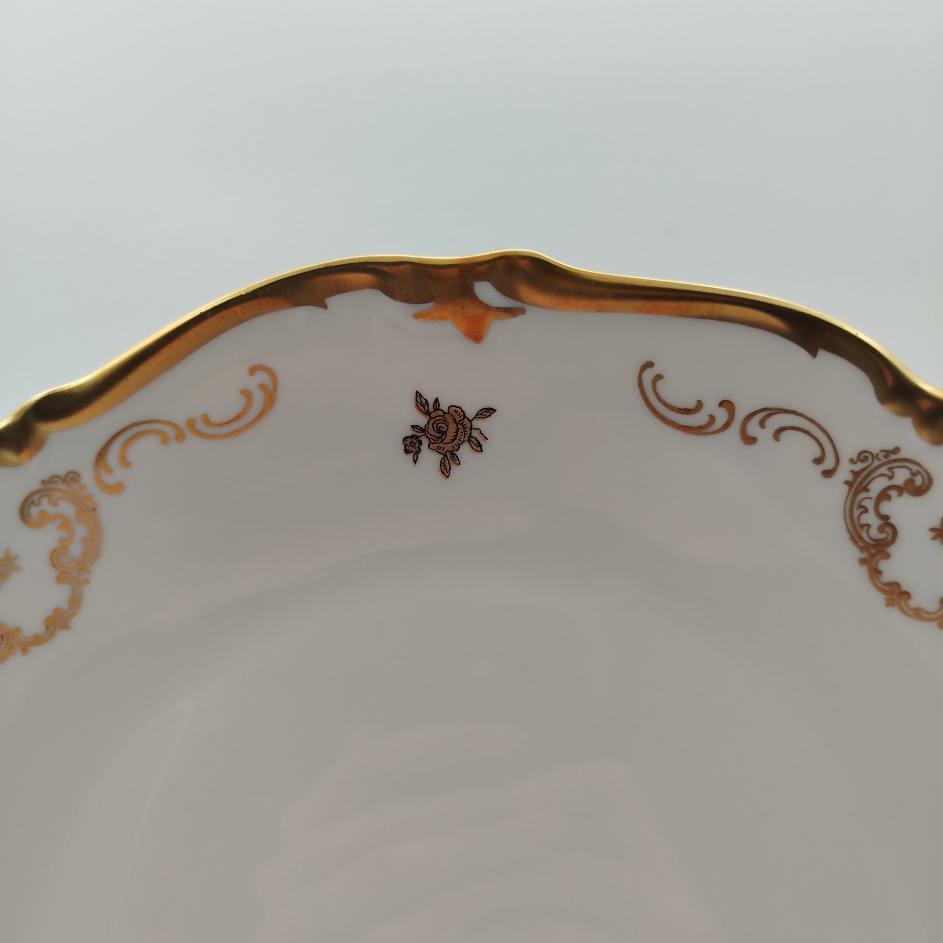 Блюдо сервировочное с растительным узором золотого цвета, фарфор, деколь, золочение, Reichenbach (Райхенбах), ГДР, 1968-1990 гг.