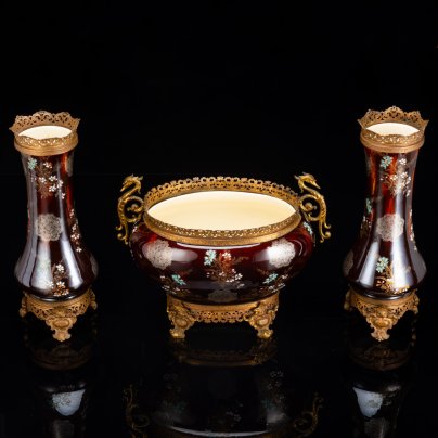 Интерьерное каминное трио для цветочных композиций (две вазы и кашпо), фаянс, латунь, роспись эмалями, крытье, золочение, Boch Freres Keramis, Бельгия, 1900-1920 гг.