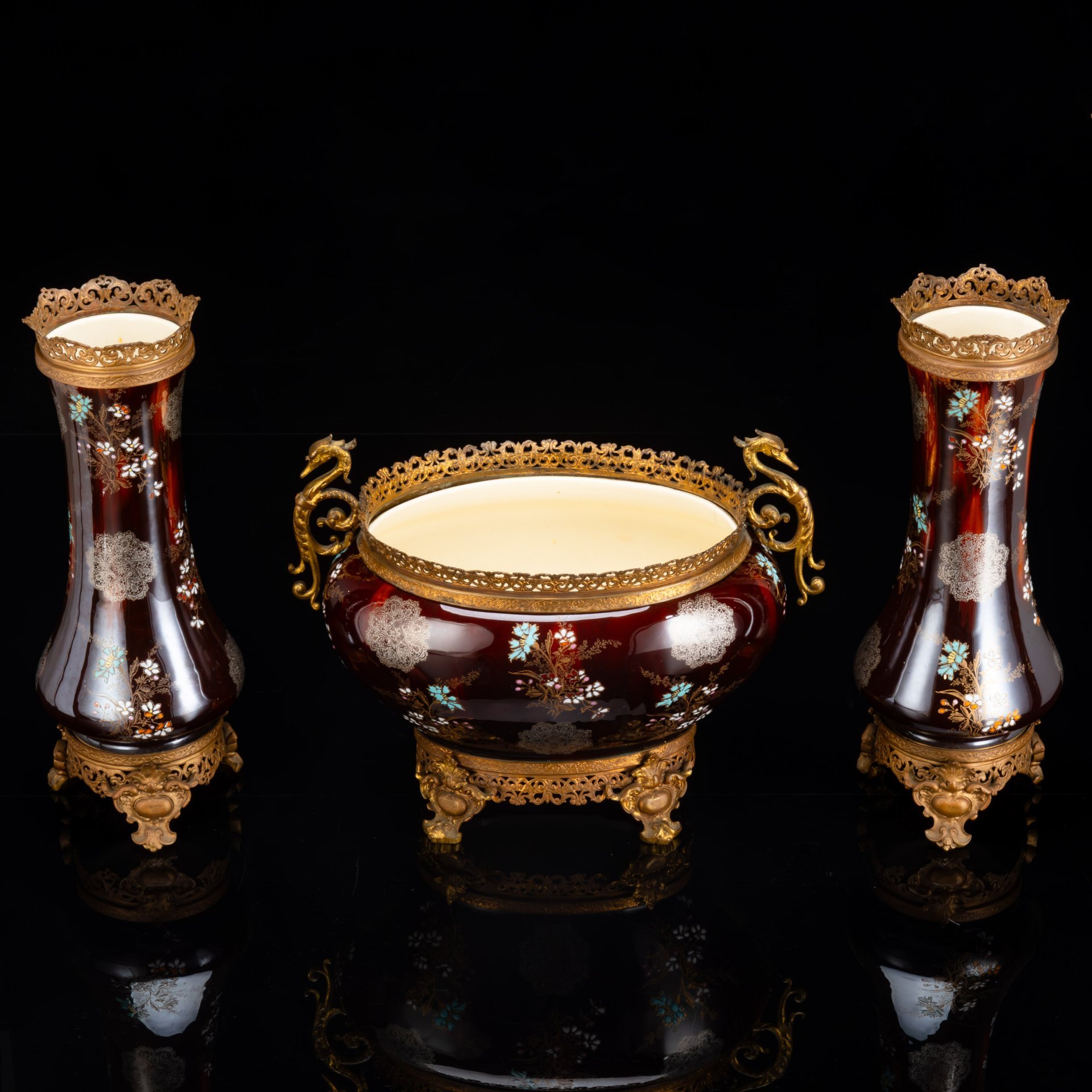 Интерьерное каминное трио для цветочных композиций (две вазы и кашпо), фаянс, латунь, роспись эмалями, крытье, золочение, Boch Freres Keramis, Бельгия, 1900-1920 гг.