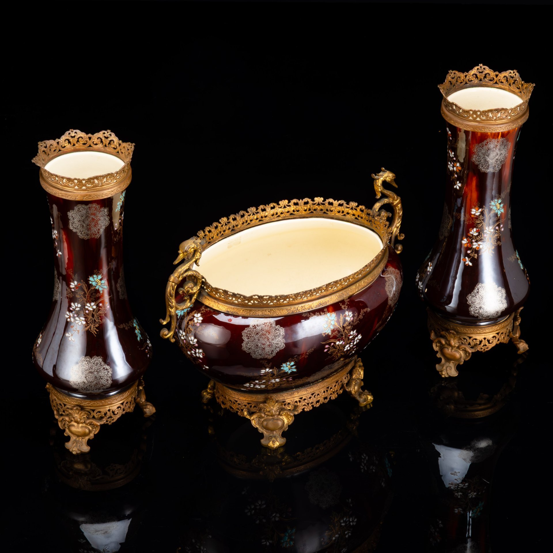 Интерьерное каминное трио для цветочных композиций (две вазы и кашпо), фаянс, латунь, роспись эмалями, крытье, золочение, Boch Freres Keramis, Бельгия, 1900-1920 гг.