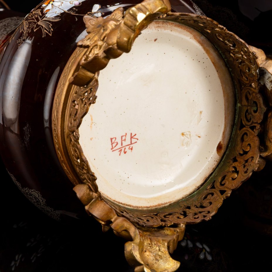 Интерьерное каминное трио для цветочных композиций (две вазы и кашпо), фаянс, латунь, роспись эмалями, крытье, золочение, Boch Freres Keramis, Бельгия, 1900-1920 гг.