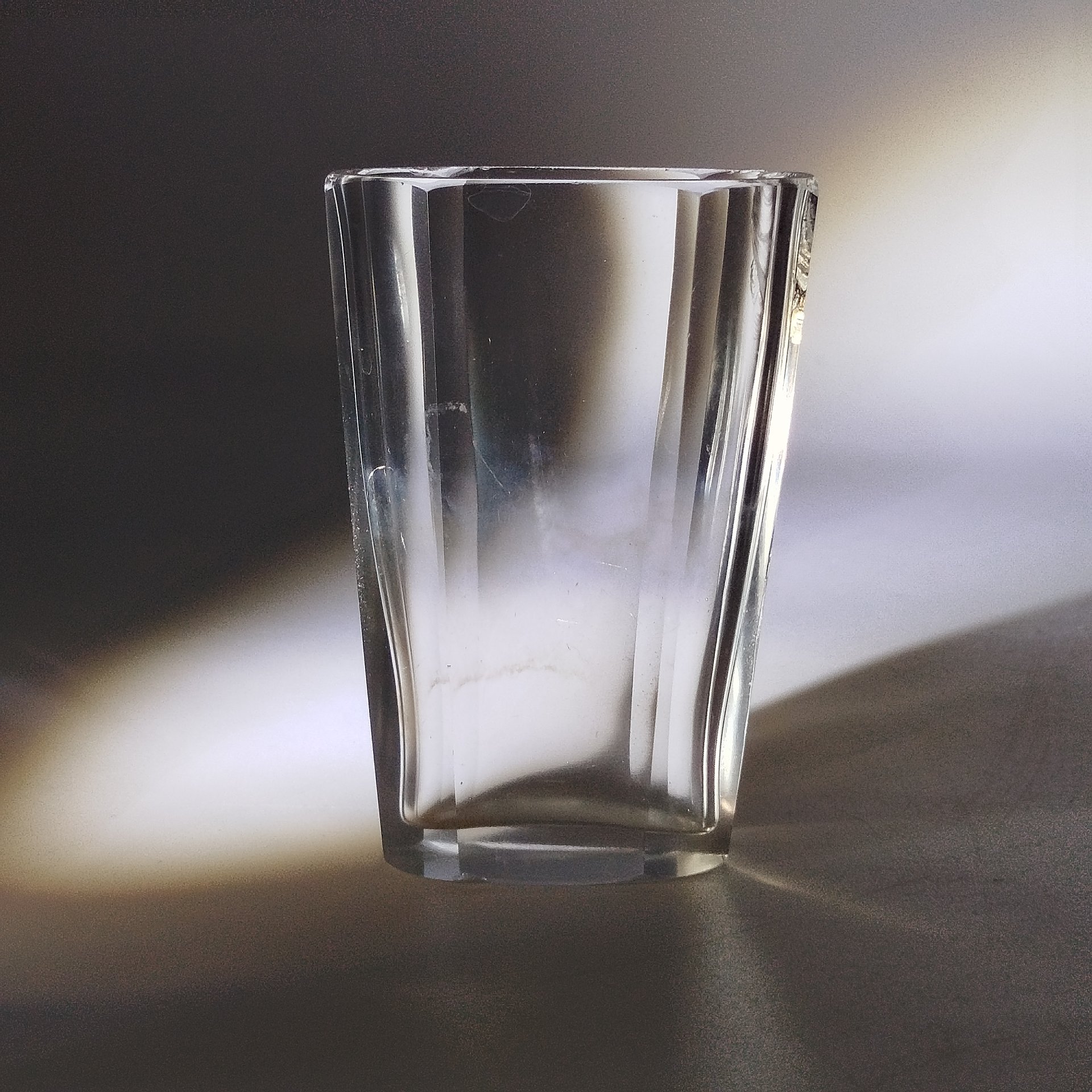 Вазочка уплощенной формы (карандашница)