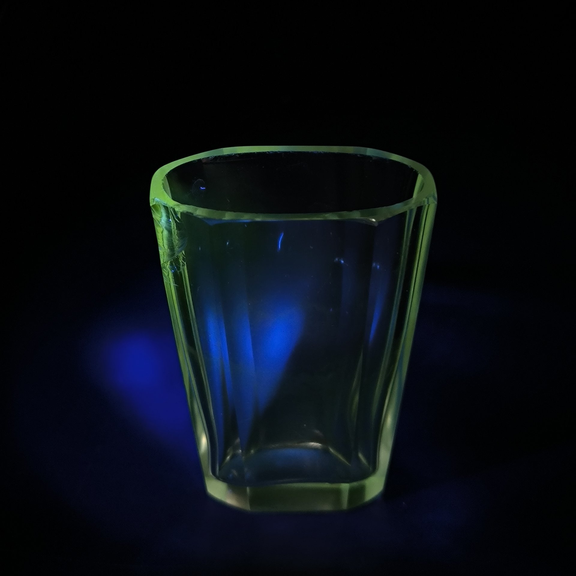 Вазочка уплощенной формы (карандашница)