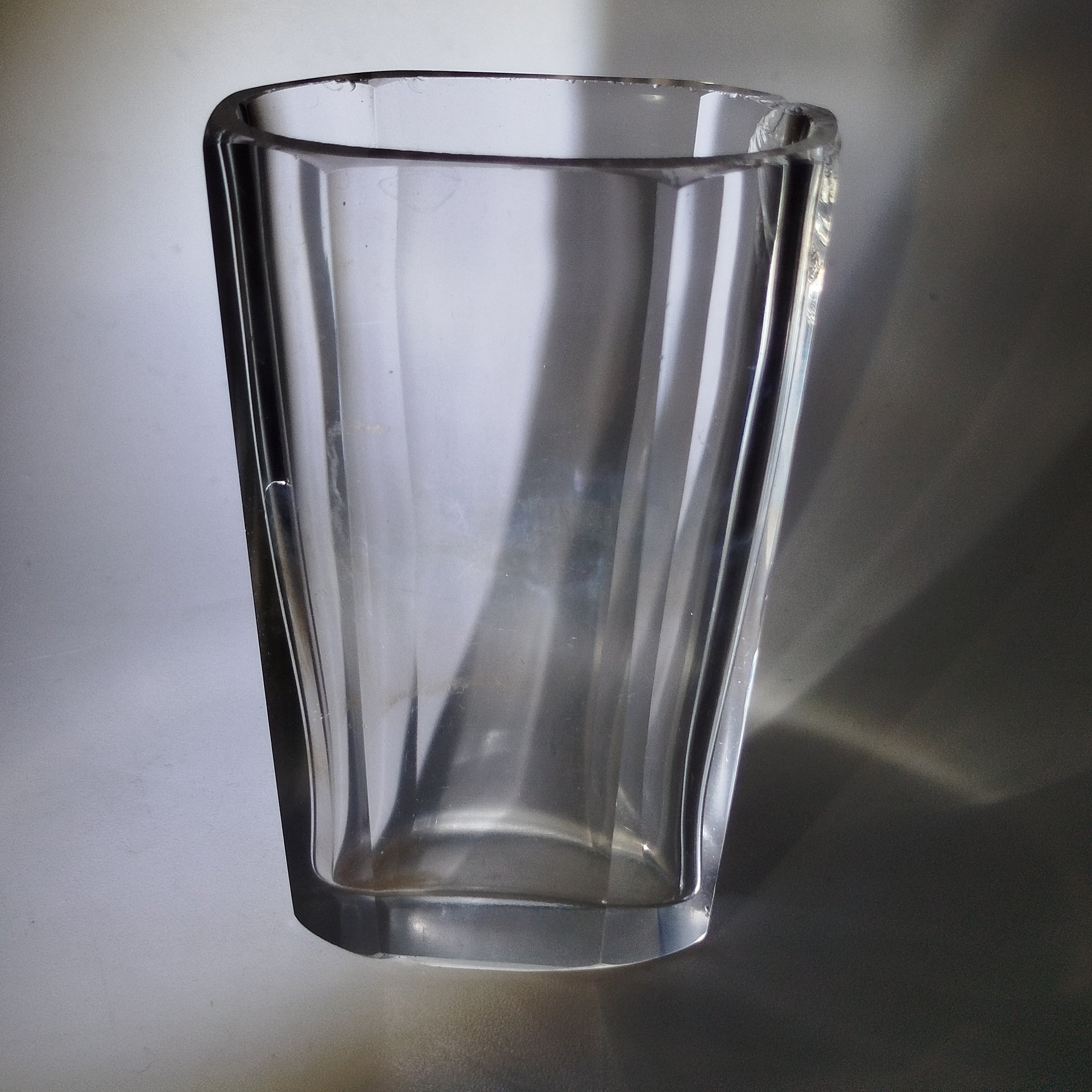 Вазочка уплощенной формы (карандашница)