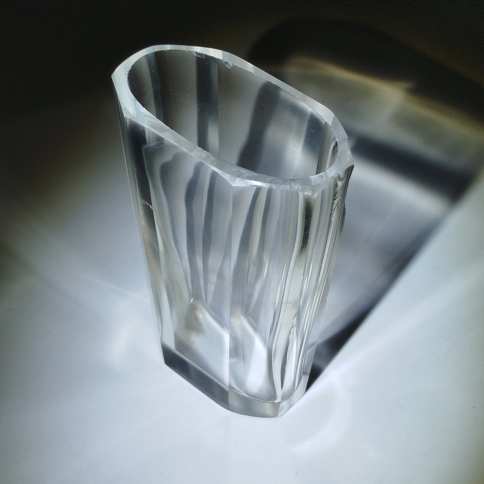 Вазочка уплощенной формы (карандашница)