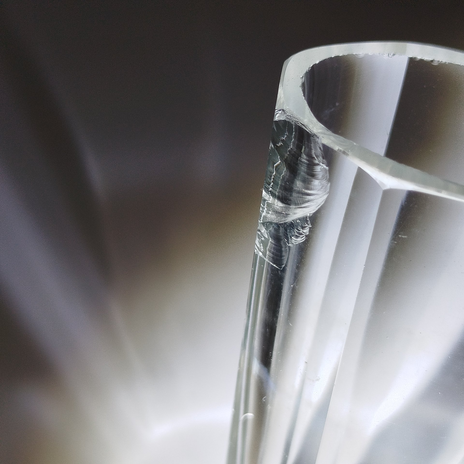 Вазочка уплощенной формы (карандашница)