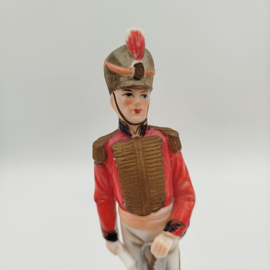 Статуэтка  «Офицер-гусар» ("Officier des Hussards")  из серии "Армия Наполеона", бисквит, роспись, золочение