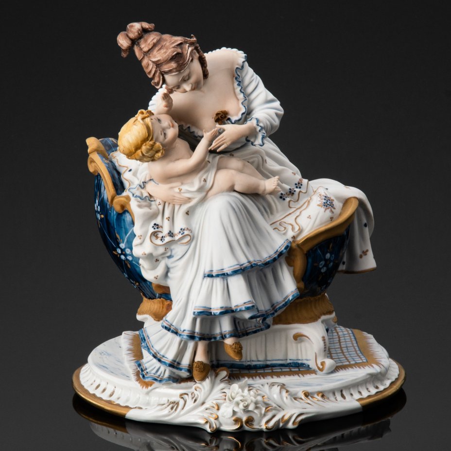 Статуэтка "Материнство" ("Мама с младенцем"), Capodimonte Viertasca, фарфор, роспись, золочение, Италия, 1980-1990 гг.