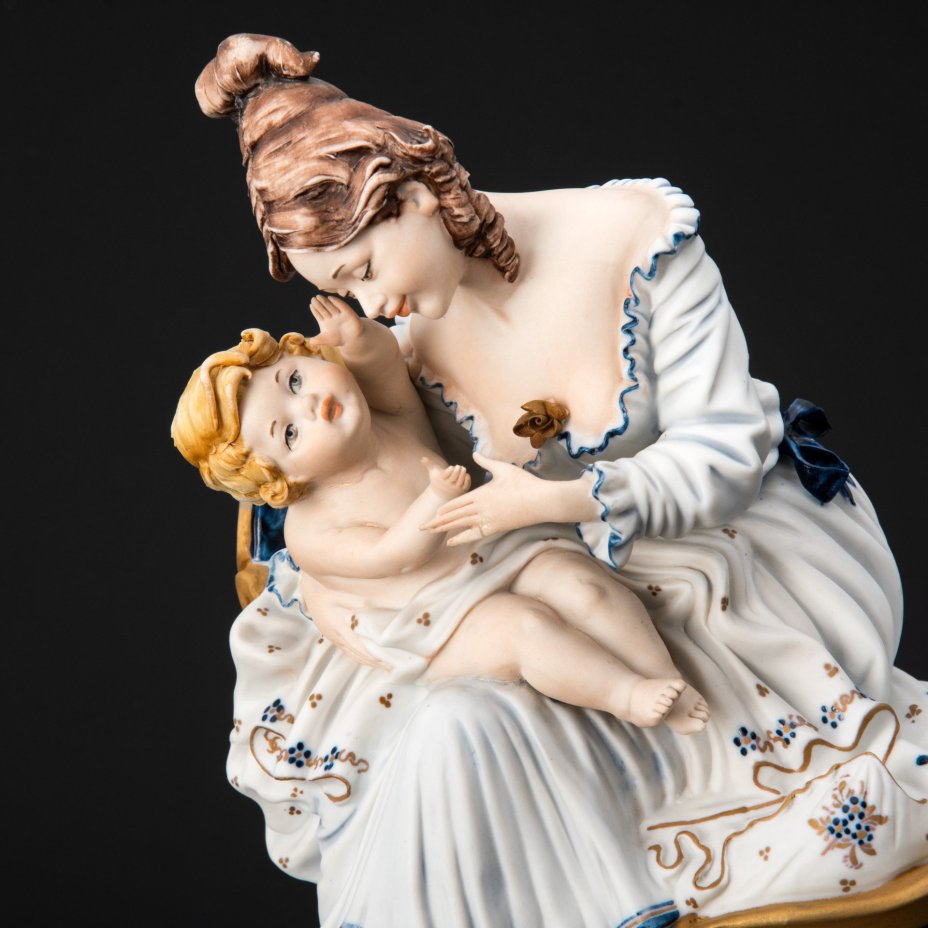 Статуэтка "Материнство" ("Мама с младенцем"), Capodimonte Viertasca, фарфор, роспись, золочение, Италия, 1980-1990 гг.
