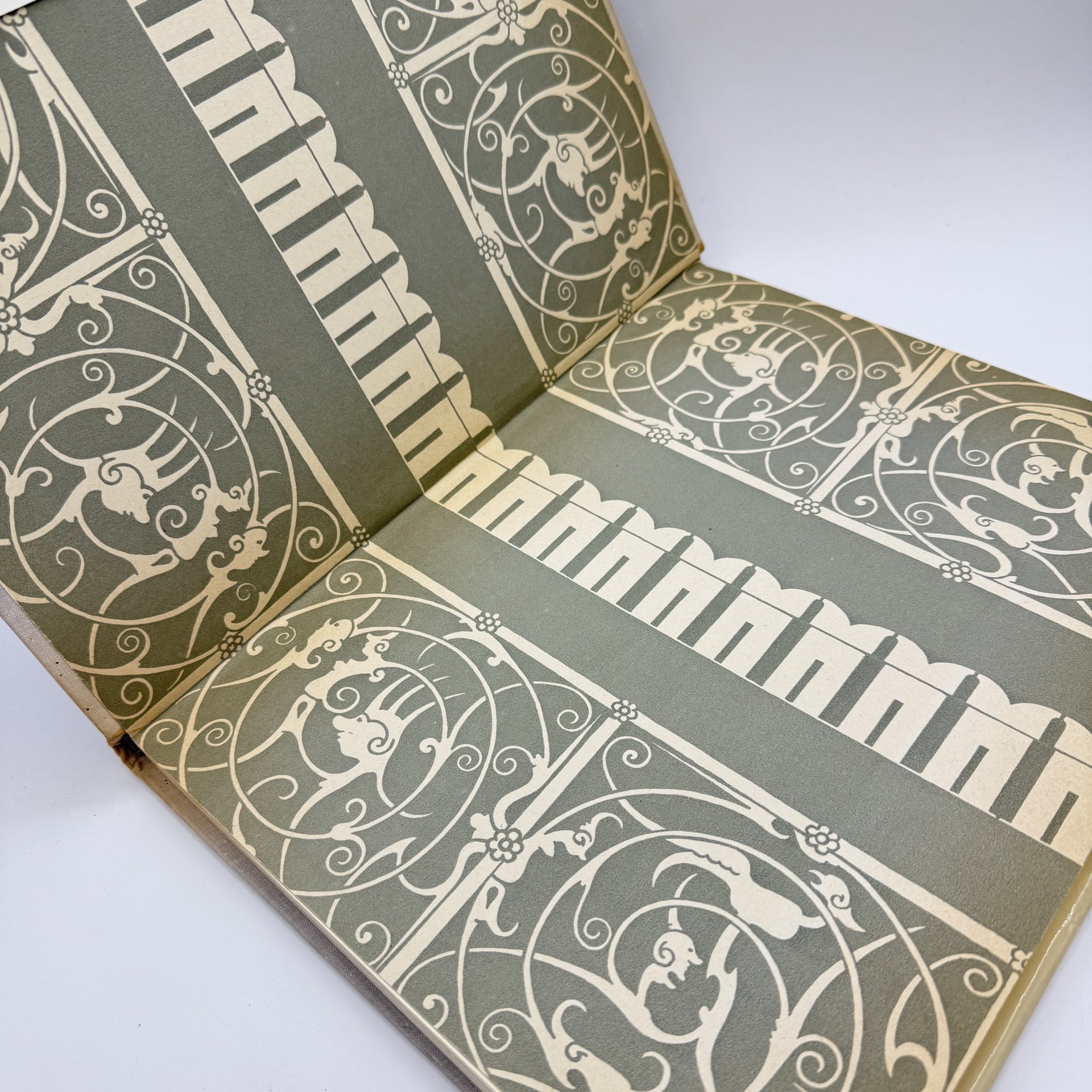 Книга (альбом) "Московский Кремль", составители А.А. Гончарова и Н.В. Гордеев, вата, печать, Издательство «Советский художник», СССР, 1966 г.
