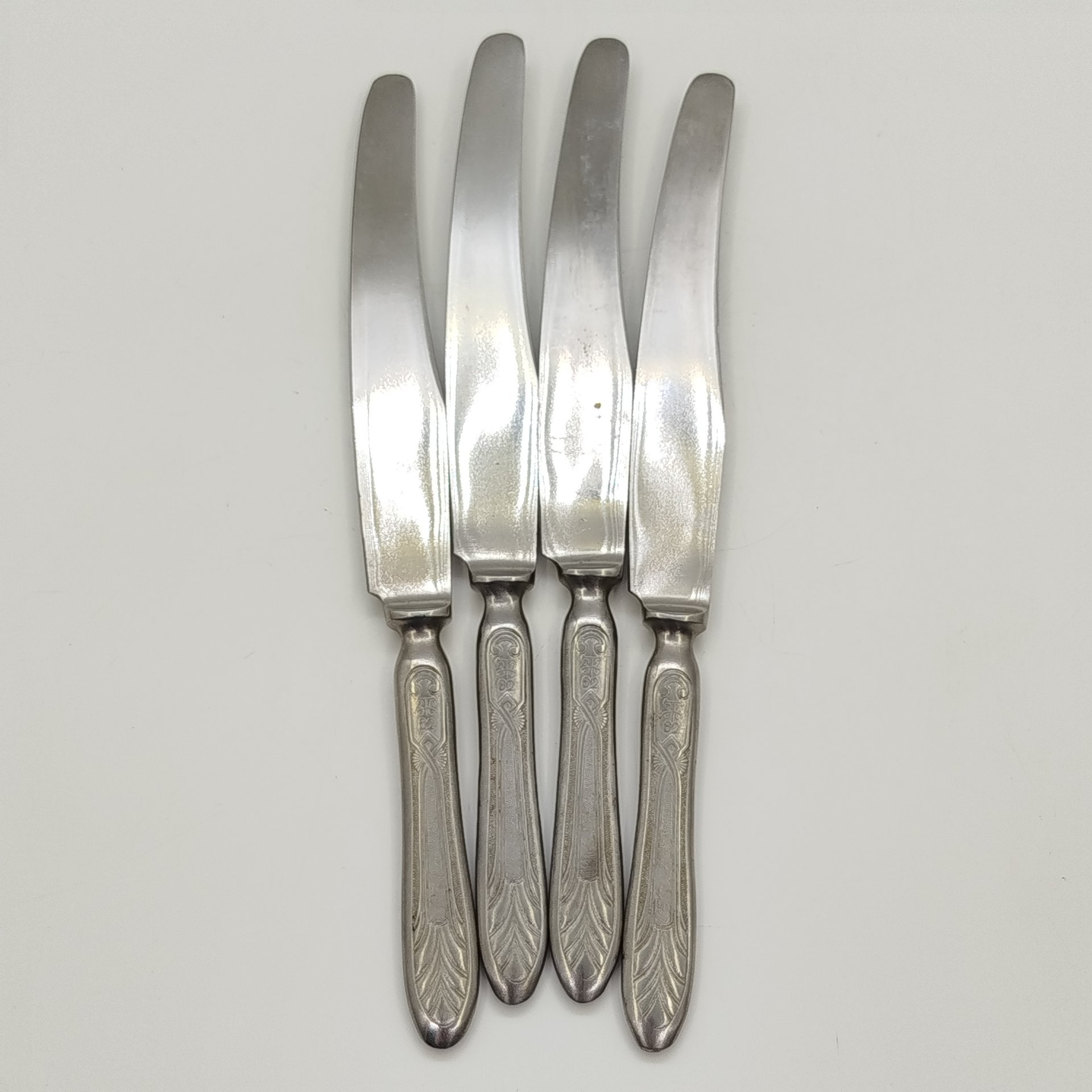 Набор из 4-х столовых ножей с растительным декором на ручках, сталь, Завод «Труд» (р.п. Вача), СССР, 1956-1980 гг.