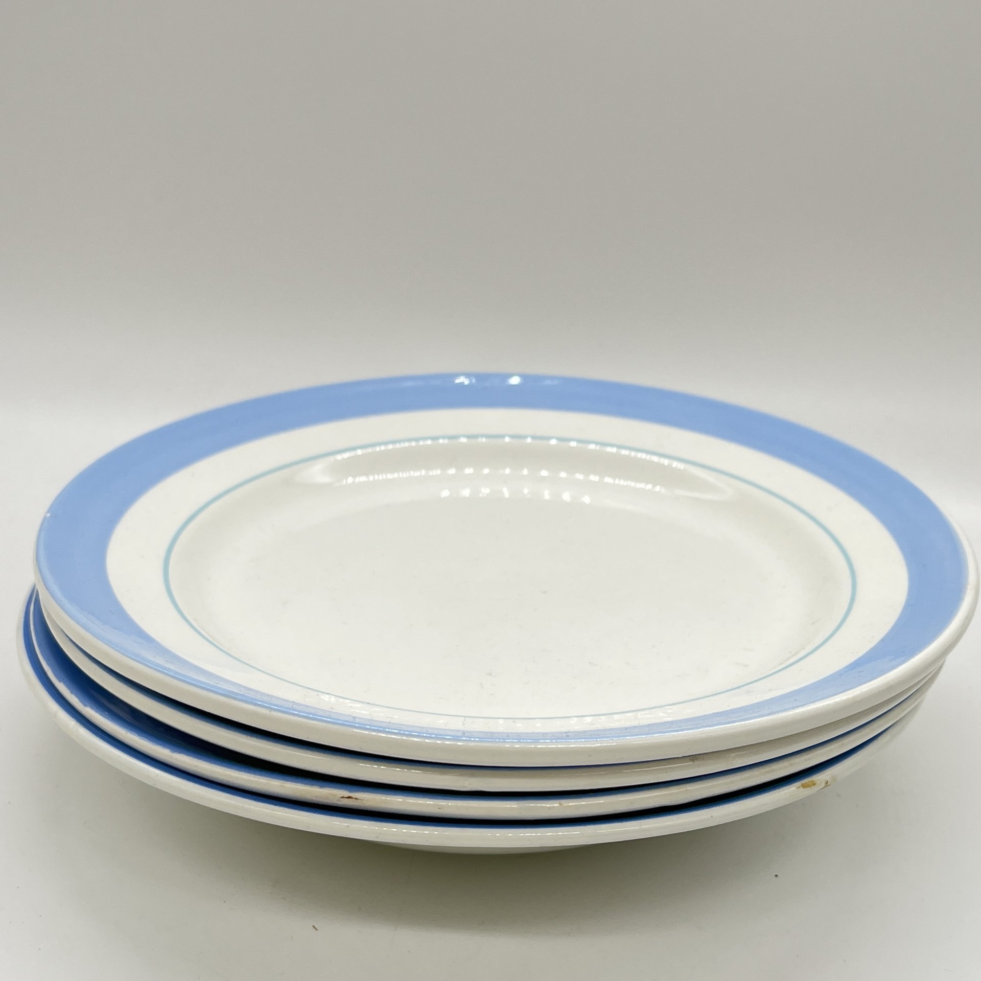 Набор из 4 обеденных тарелок с лаконичным декором, фаянс, деколь, Конаковский фаянсовый завод им. М.И. Калинина (ЗиК Конаково), СССР, 1960-1990 гг.