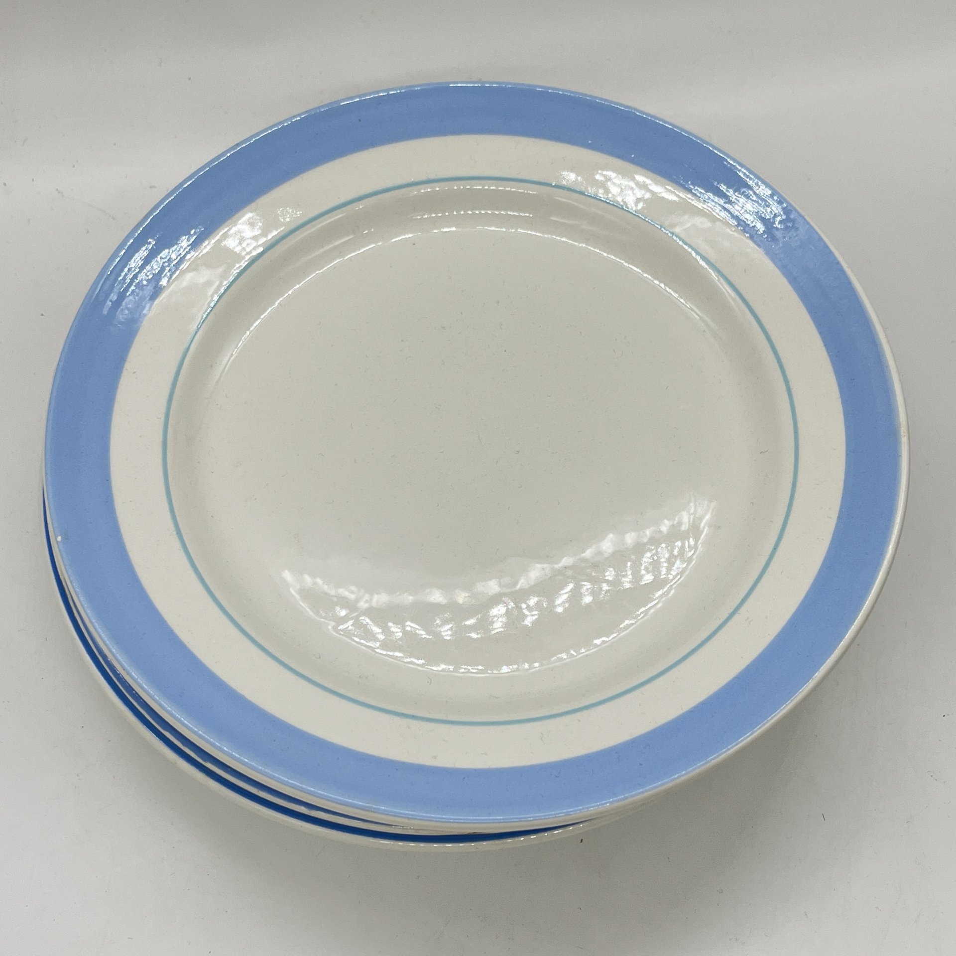 Набор из 4 обеденных тарелок с лаконичным декором, фаянс, деколь, Конаковский фаянсовый завод им. М.И. Калинина (ЗиК Конаково), СССР, 1960-1990 гг.