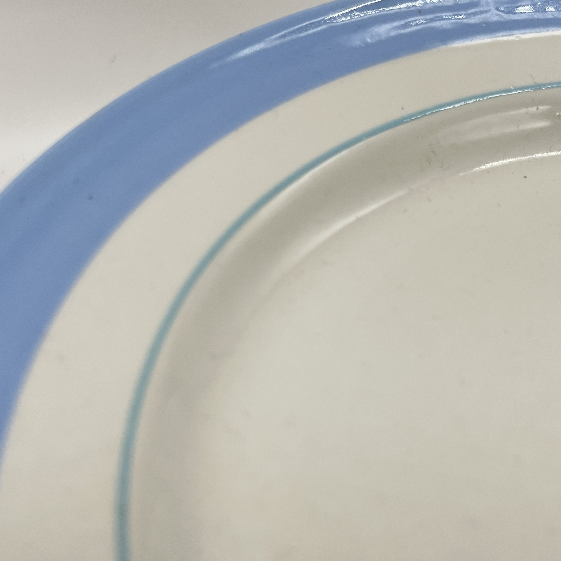 Набор из 4 обеденных тарелок с лаконичным декором, фаянс, деколь, Конаковский фаянсовый завод им. М.И. Калинина (ЗиК Конаково), СССР, 1960-1990 гг.