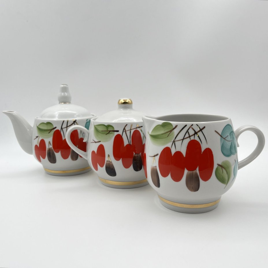 Набор для сервировки стола "Кизил" (чайник, саханица, молочник), фарфор, роспись, золочение, Краснодарский фарфорово-фаянсовый завод «Чайка», СССР, 1960-1991 гг.