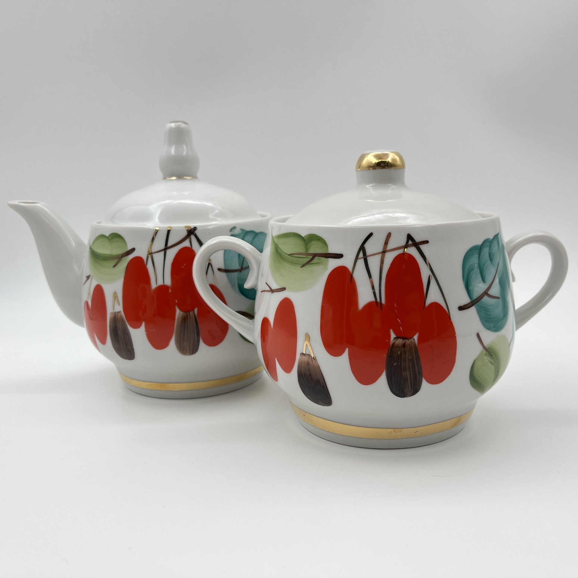 Набор для сервировки стола "Кизил" (чайник, саханица, молочник), фарфор, роспись, золочение, Краснодарский фарфорово-фаянсовый завод «Чайка», СССР, 1960-1991 гг.