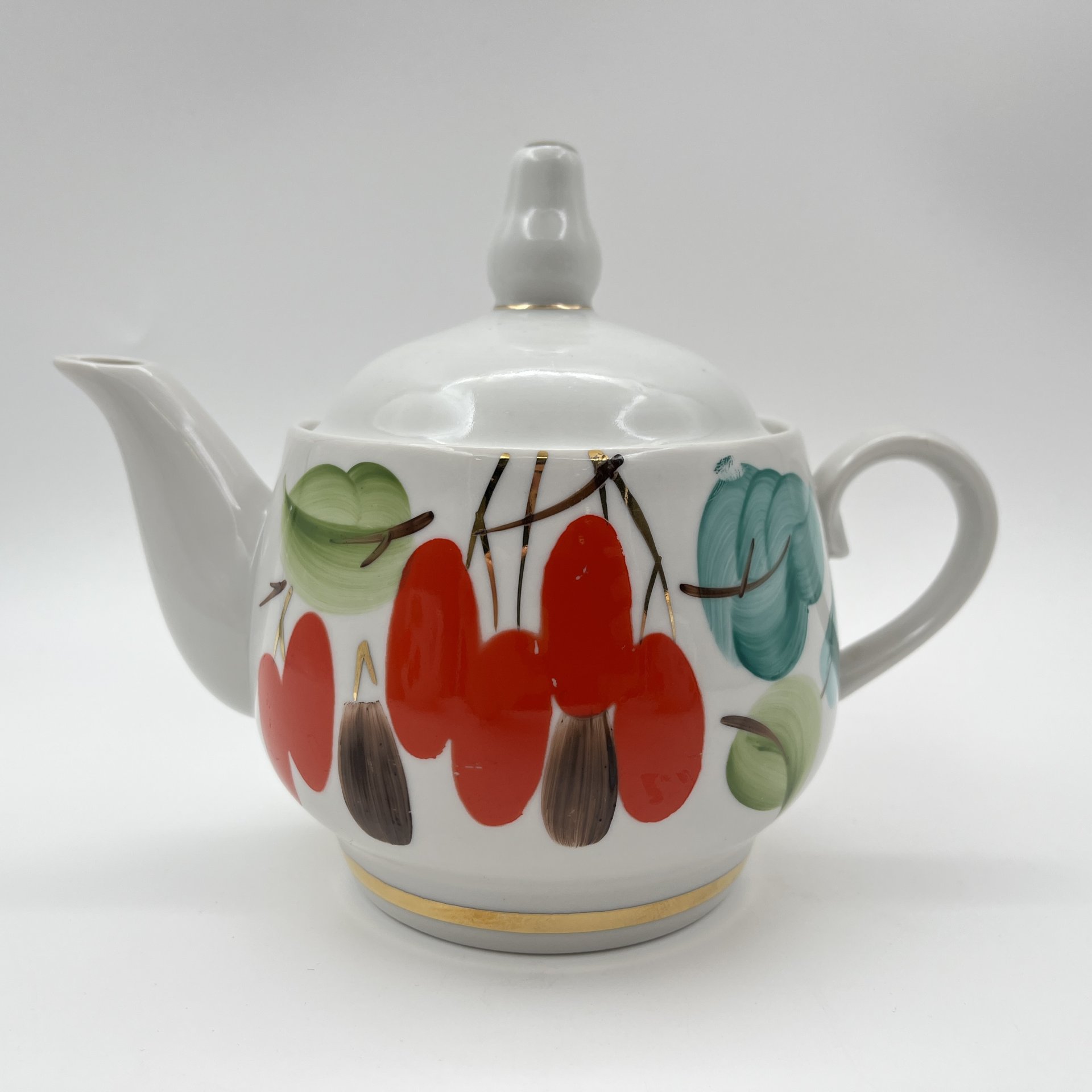 Набор для сервировки стола "Кизил" (чайник, саханица, молочник), фарфор, роспись, золочение, Краснодарский фарфорово-фаянсовый завод «Чайка», СССР, 1960-1991 гг.