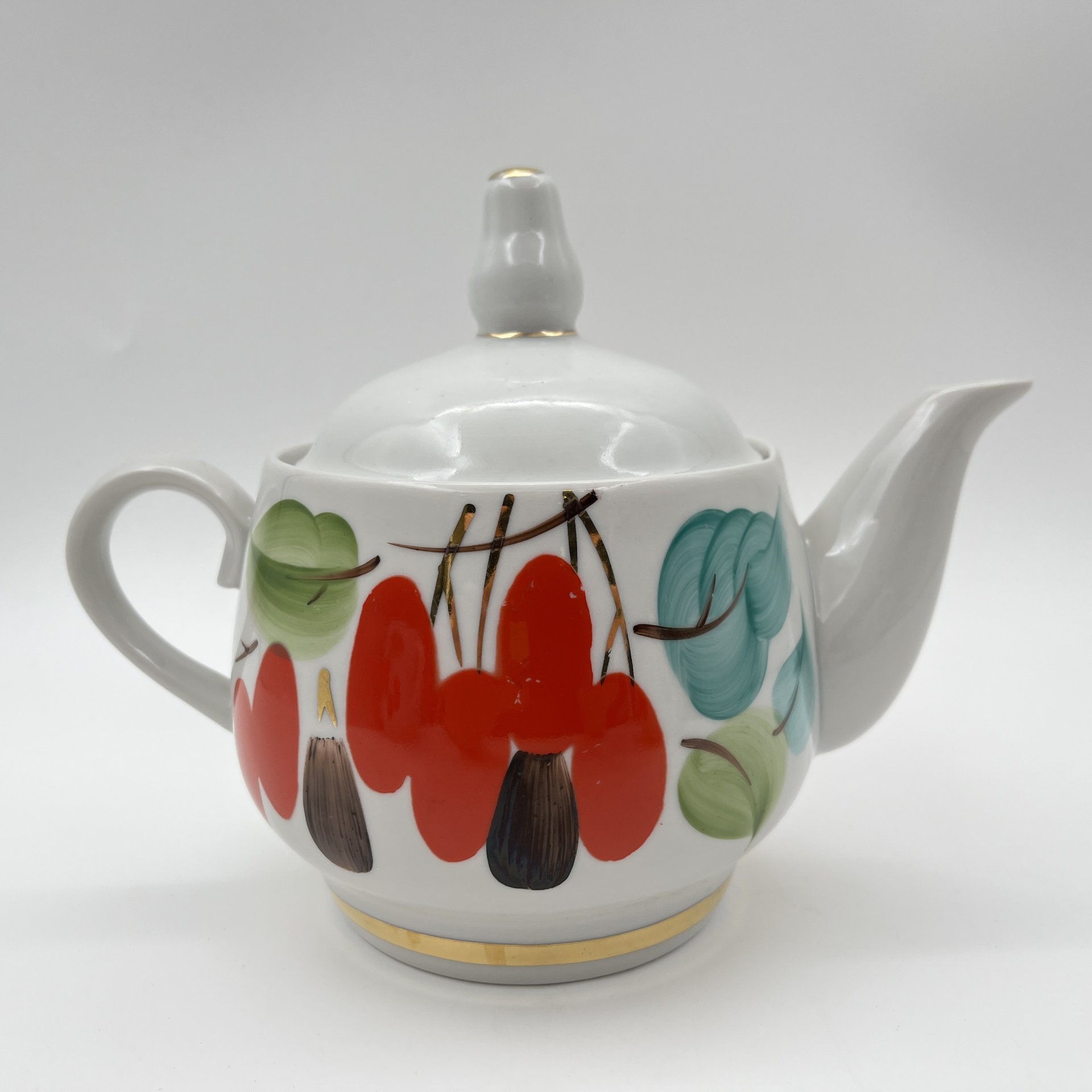 Набор для сервировки стола "Кизил" (чайник, саханица, молочник), фарфор, роспись, золочение, Краснодарский фарфорово-фаянсовый завод «Чайка», СССР, 1960-1991 гг.