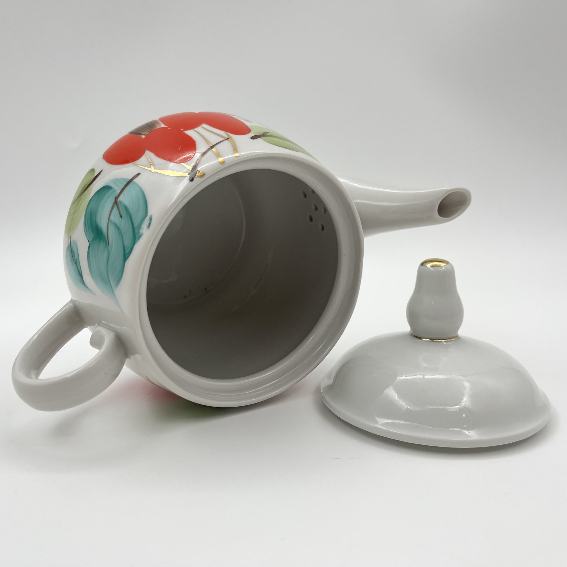Набор для сервировки стола "Кизил" (чайник, саханица, молочник), фарфор, роспись, золочение, Краснодарский фарфорово-фаянсовый завод «Чайка», СССР, 1960-1991 гг.