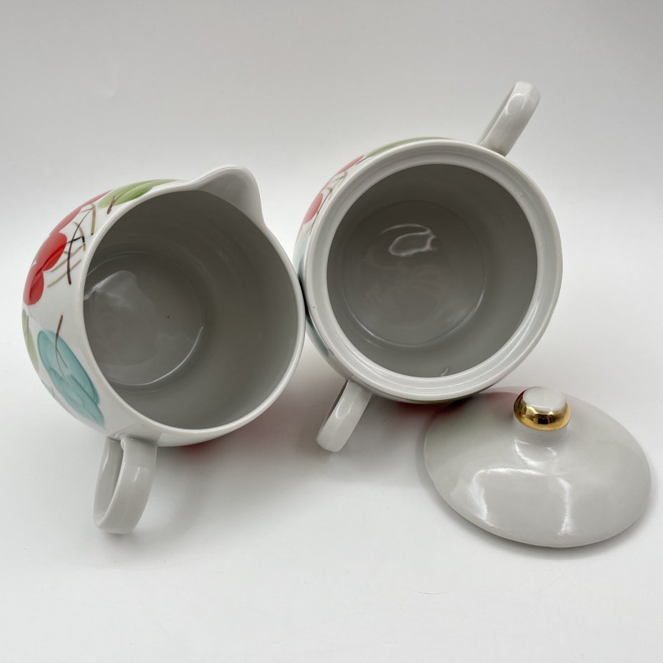 Набор для сервировки стола "Кизил" (чайник, саханица, молочник), фарфор, роспись, золочение, Краснодарский фарфорово-фаянсовый завод «Чайка», СССР, 1960-1991 гг.