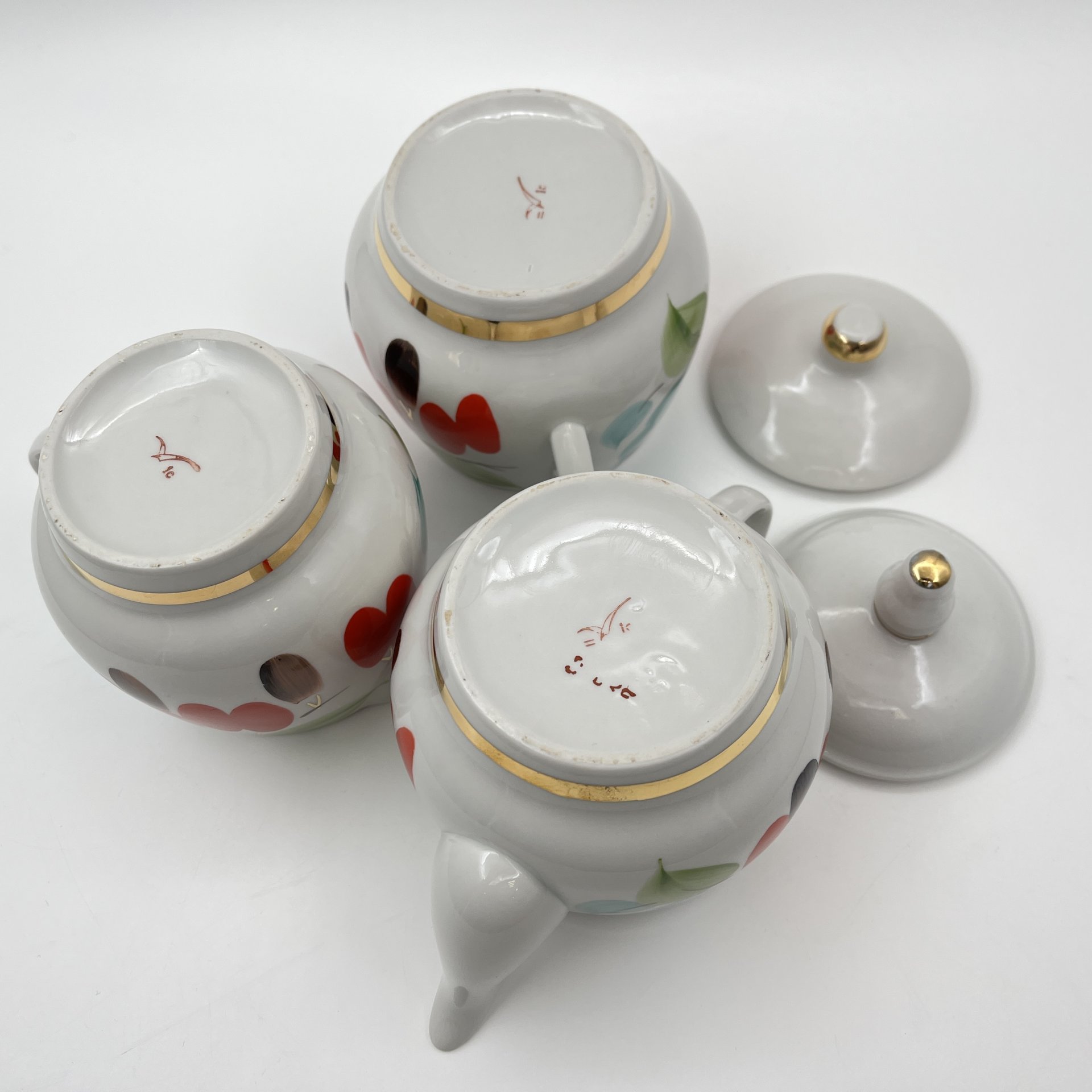 Набор для сервировки стола "Кизил" (чайник, саханица, молочник), фарфор, роспись, золочение, Краснодарский фарфорово-фаянсовый завод «Чайка», СССР, 1960-1991 гг.