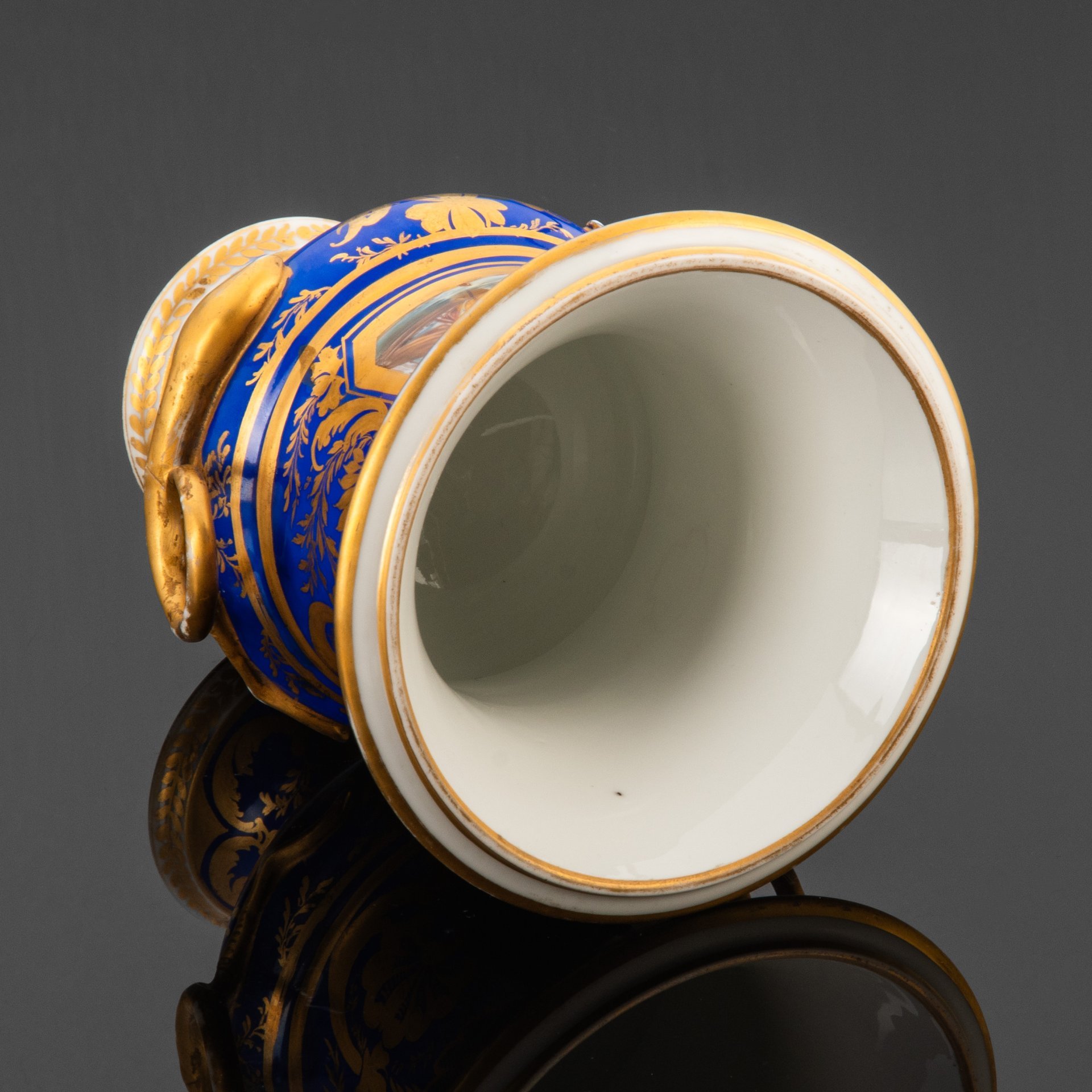 Ваза с ручками в виде змей и изображением парусника (подпись "Harry", фирма "Royal Crown Derby Porcelain)