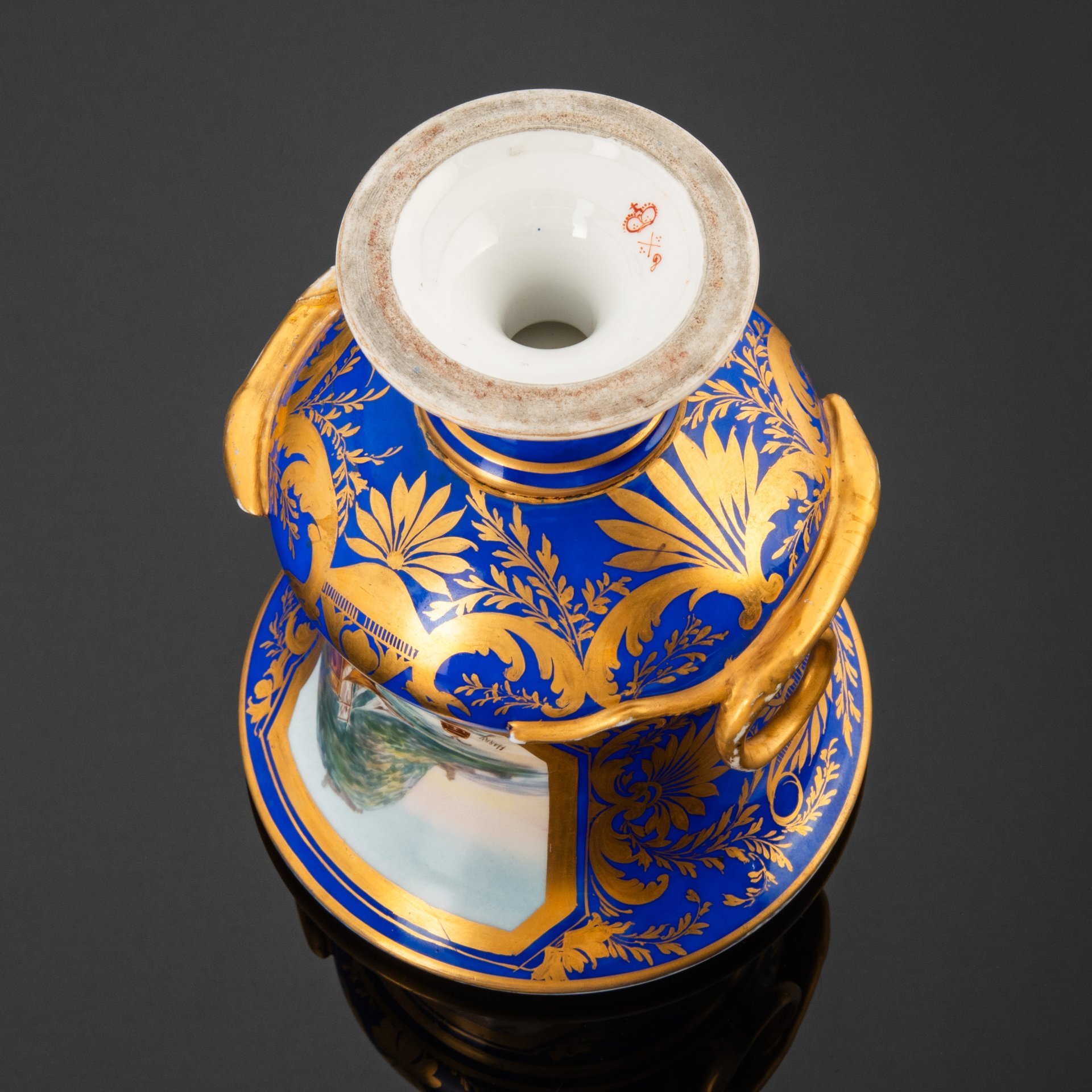 Ваза с ручками в виде змей и изображением парусника (подпись "Harry", фирма "Royal Crown Derby Porcelain)