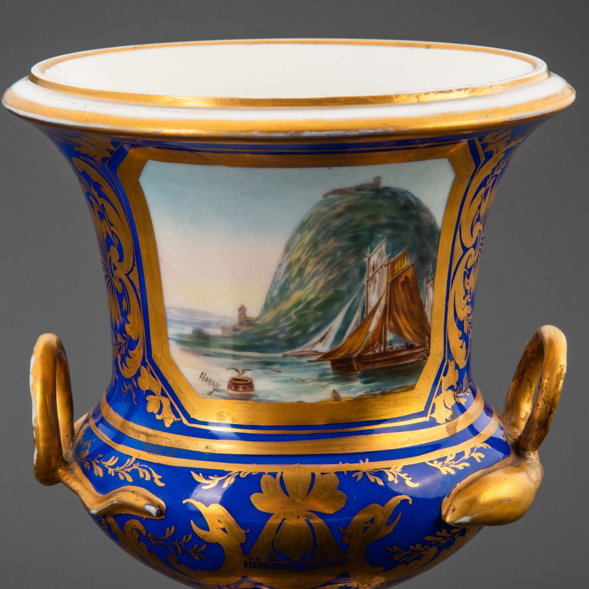 Ваза с ручками в виде змей и изображением парусника (подпись "Harry", фирма "Royal Crown Derby Porcelain)