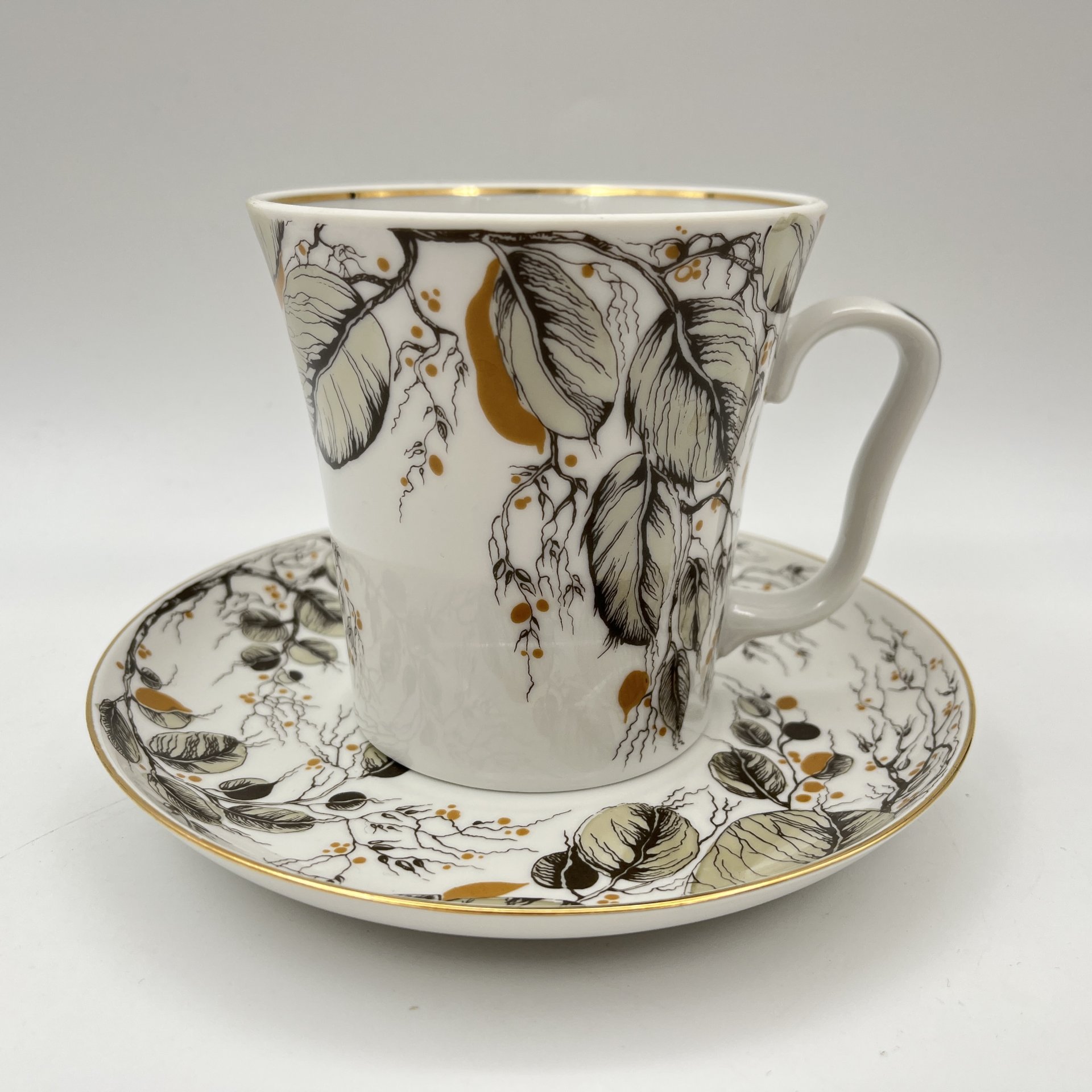 Бокал с блюдцем (чайная пара) "Элегия", автор росписи Славина Н.П, автор формы Криммер Э.М.