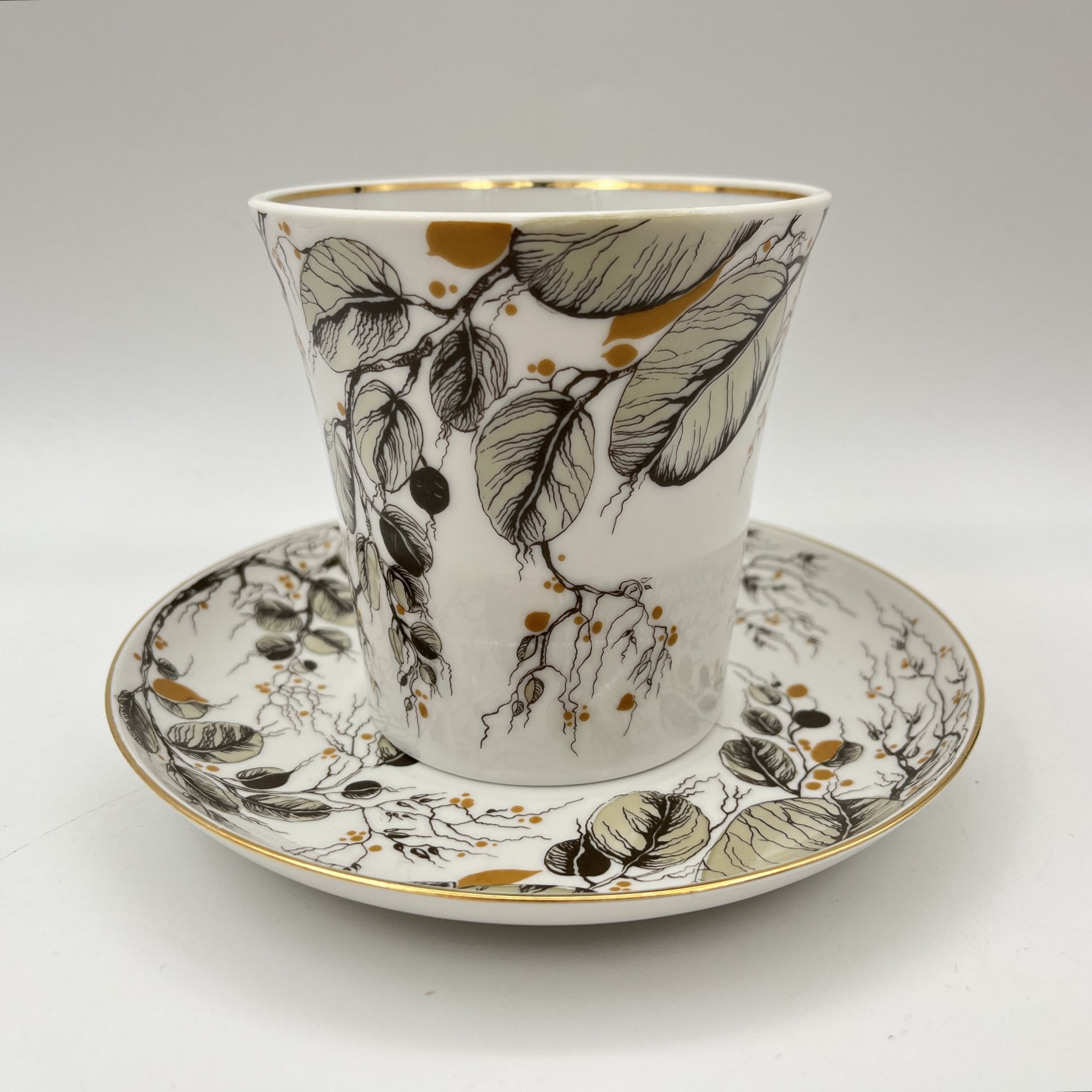 Бокал с блюдцем (чайная пара) "Элегия", автор росписи Славина Н.П, автор формы Криммер Э.М.