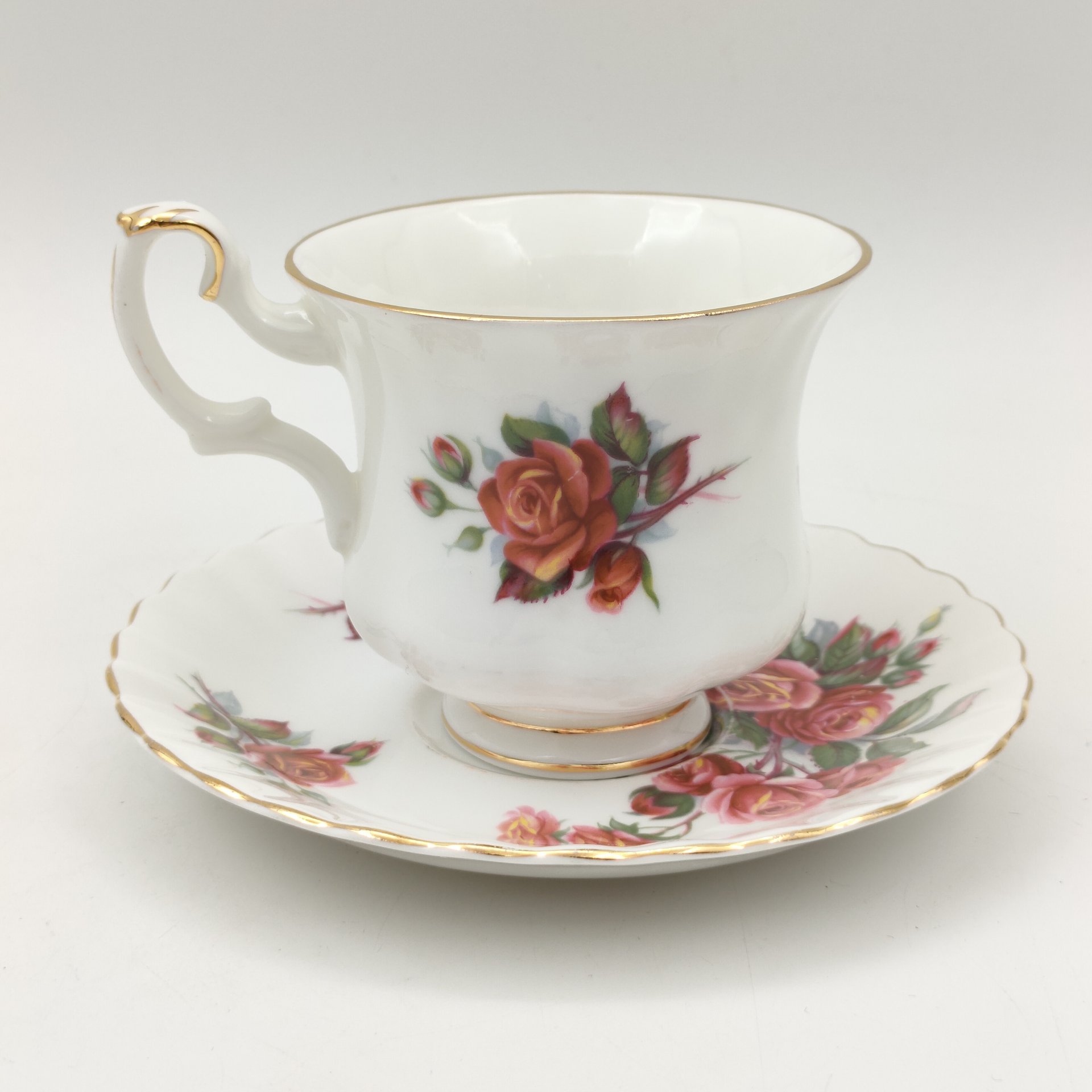 Кофейная пара с ярким цветочным декором  "Centennial Rose", фарфор, деколь, золочение, Royal Albert, Великобритания, 2000-2010 гг.