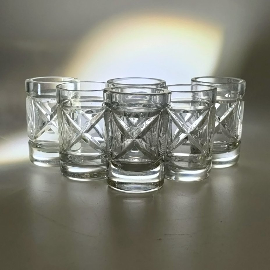 Набор стопок с резным геометрическим декором на 6 персон