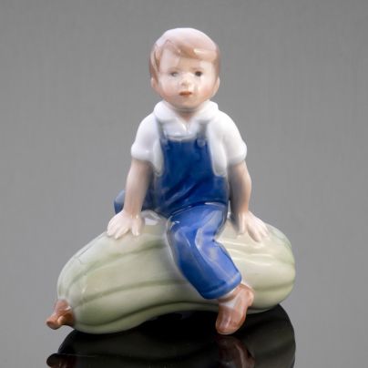 Статуэтка "Мальчик на кабачке", фарфор, роспись, Royal Copenhagen, Дания, 1950-1980 гг., Royal Copenhagen