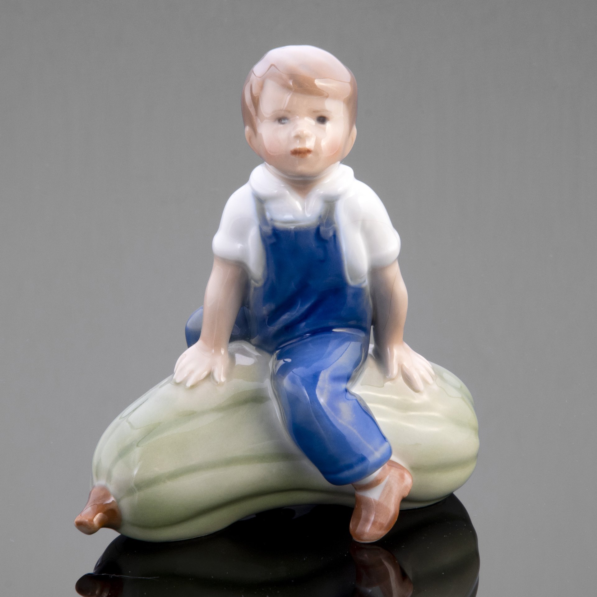 Статуэтка "Мальчик на кабачке", фарфор, роспись, Royal Copenhagen, Дания, 1950-1980 гг., Royal Copenhagen