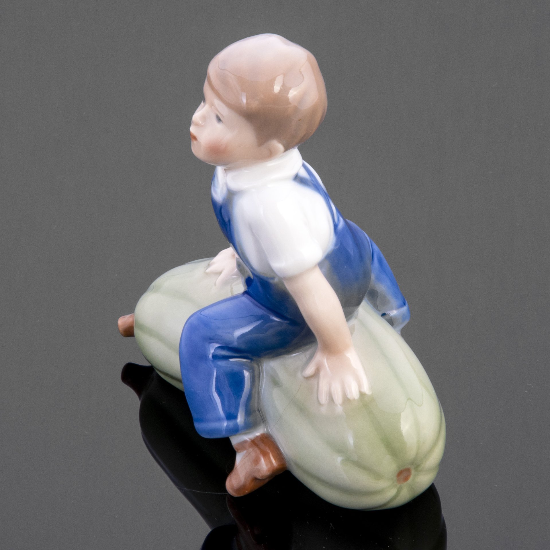Статуэтка "Мальчик на кабачке", фарфор, роспись, Royal Copenhagen, Дания, 1950-1980 гг., Royal Copenhagen