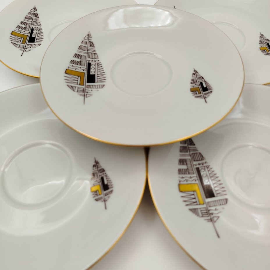 Набор из 8-ми блюдец со стилизованным изображением листьев, фарфор, деколь, золочение, Freiberger Porzellan, ГДР, 1960-1990 гг.