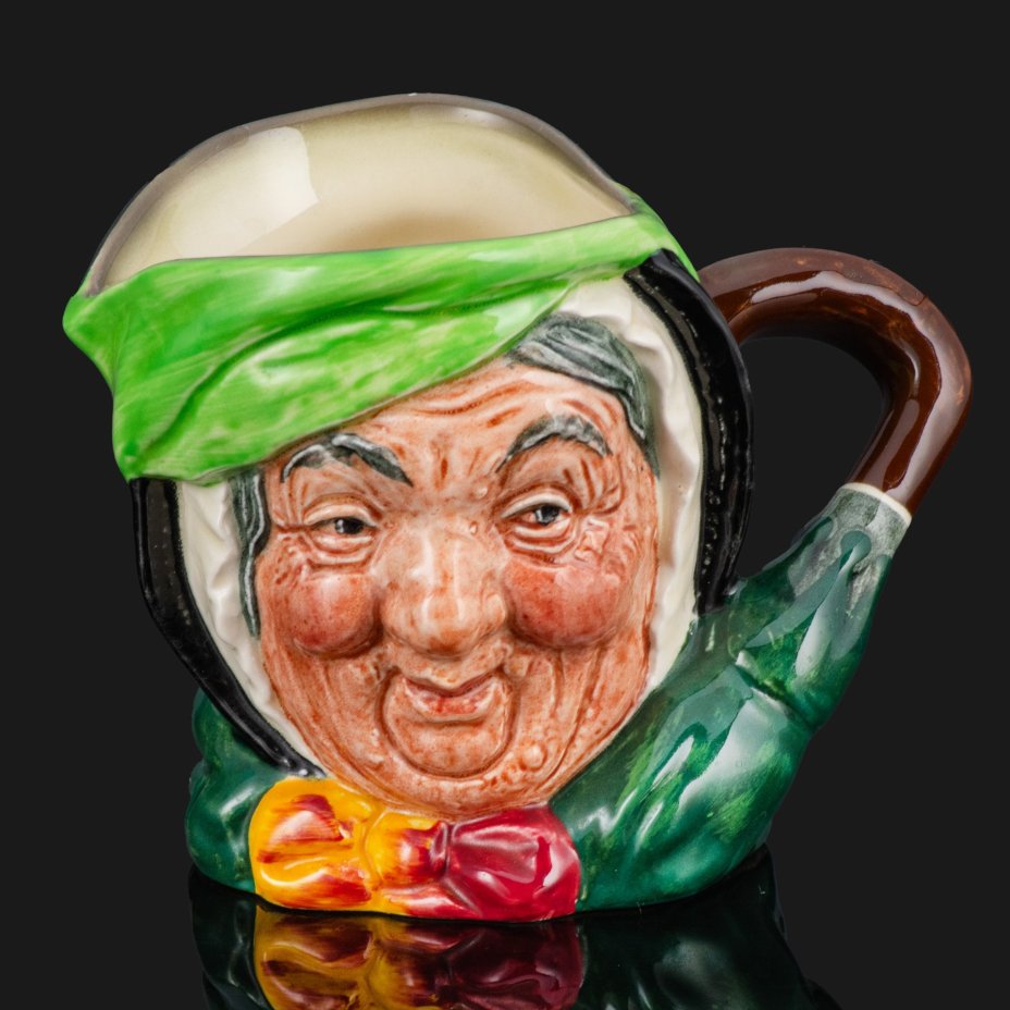 Кувшин миниатюрный (молочник) "Sairey Gamp" (миссис Гэмп - медсестра в романе Чарльза Диккенса "Мартин Чезлвит"), авторы Лесли Харрадайн и Гарри Фентон, фаянс, роспись, Royal Doulton