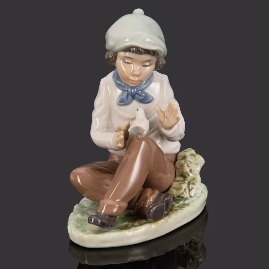 Статуэтка "Мальчик с голубем", скульптор Vicente Martínez, NAO Porcelain