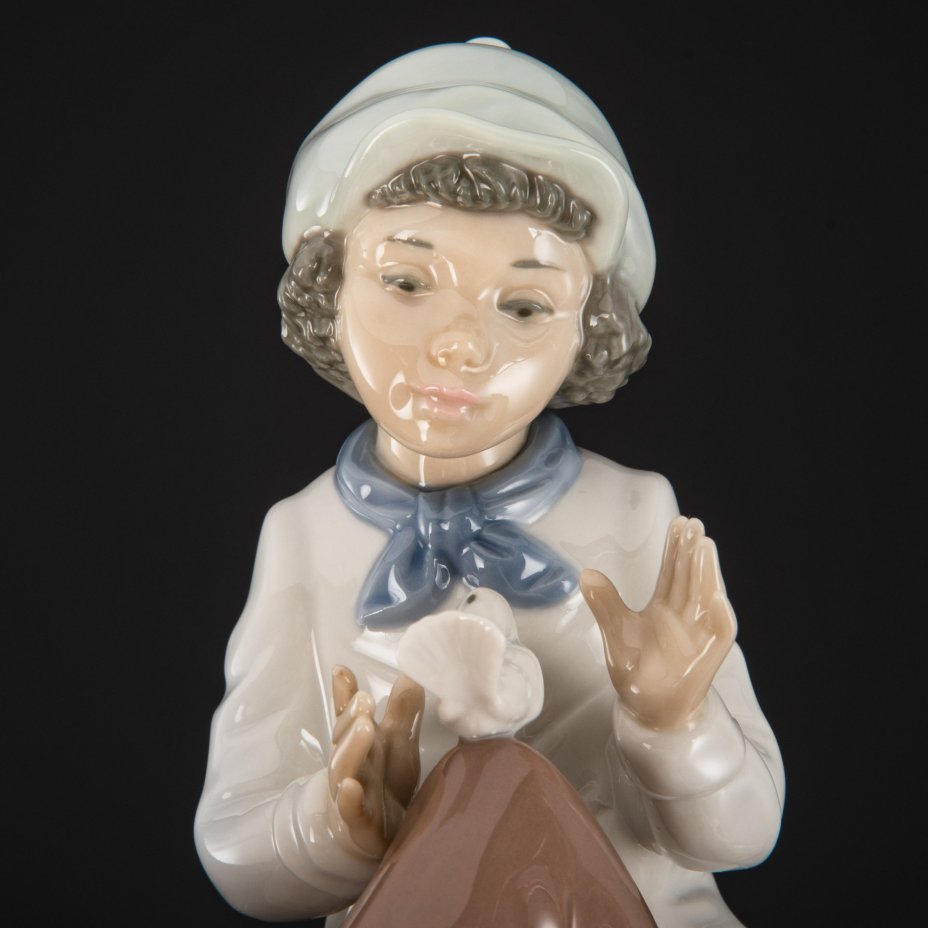 Статуэтка "Мальчик с голубем", скульптор Vicente Martínez, NAO Porcelain