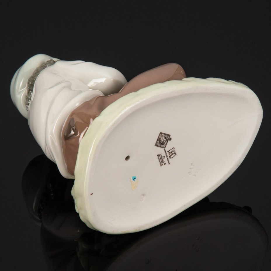 Статуэтка "Мальчик с голубем", скульптор Vicente Martínez, NAO Porcelain