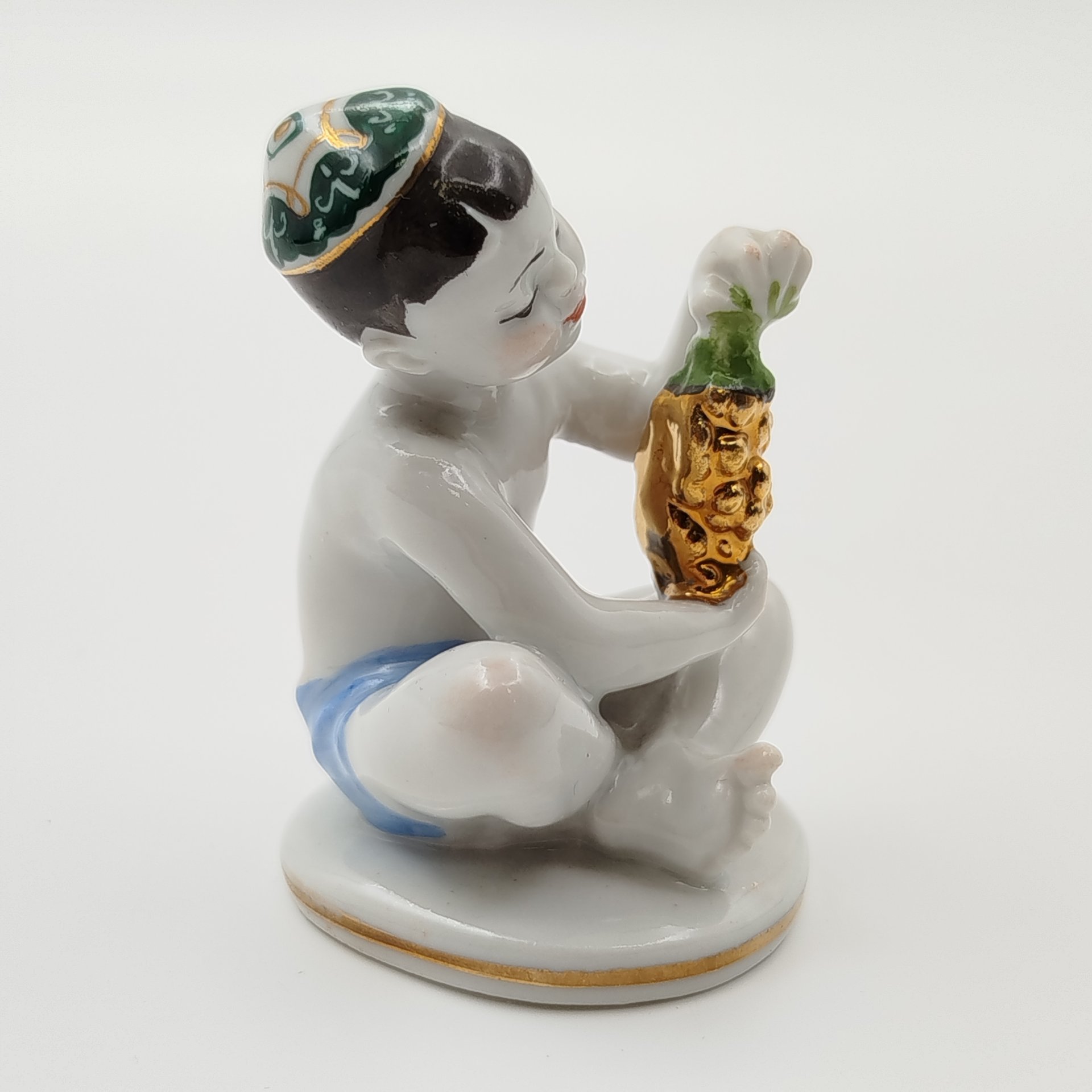 Статуэтка "Мальчик с виноградом" из серии "Счастливое детство", скульптор Г.С. Столбова, художник Е.Н. Лупанова, фарфор, роспись, золочение, Ленинградский фарфоровый завод (ЛФЗ), СССР, 1950-1960 гг.